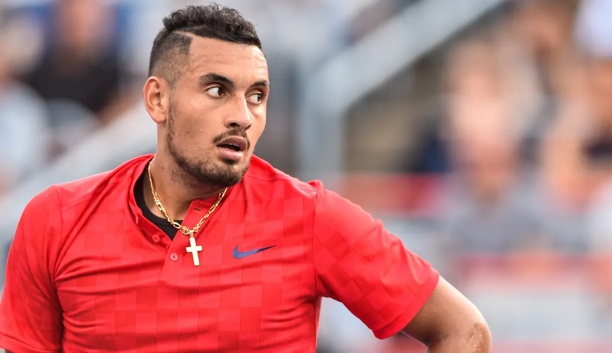 Petenis Australia, Nick Kyrgios bereaksi usai dikalahkan petenis Jerman, Alexander Zverev bersalaman pada turnamen Piala Rogers di Montreal, 10 Agustus 2017. Zverev sukses merebut kemenangan 6-4, 6-3 atas Kyrgios. (Minas Panagiotakis/Getty Images/AFP)