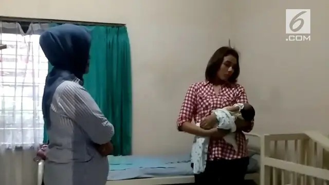 Beredar kabar Menteri Susi Pujiastuti akan mengadopsi bayi tampan yang ditelantarkan kedua orang tuanya di Banyumas. 
Tamu dari Jakarta bolak-balik ke Rumah Sakit tempat bayi di rawat. Meski demikian tamu yang disebut-sebut dari Kementrian Kelautan ...