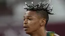 Shaun Maswanganyi dari Afrika Selatan melakukan pemanasan untuk nomor lari 100 meter putra pada Olimpiade Tokyo 2020 di Tokyo, Jepang, 31 Juli 2021. (AP Photo/David J. Phillip)