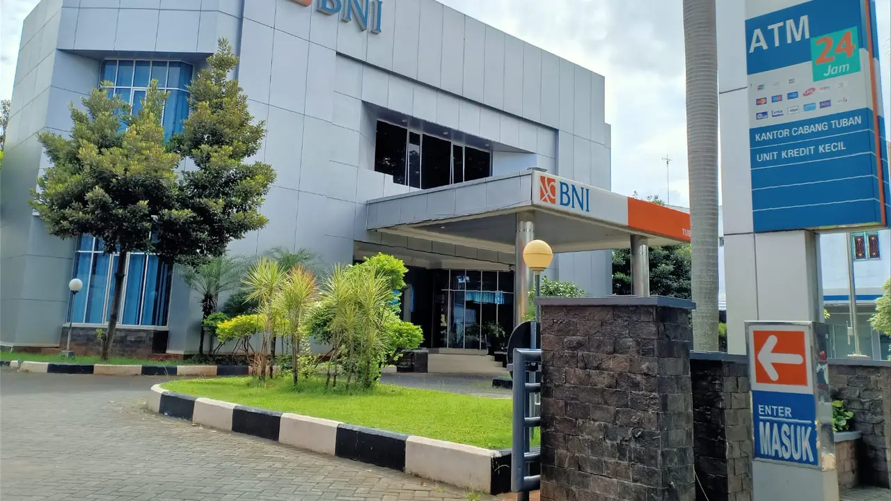 Kantor Cabang BNI di jalan Basuki Rahmat Tuban. (Adirin/Liputan6.com)