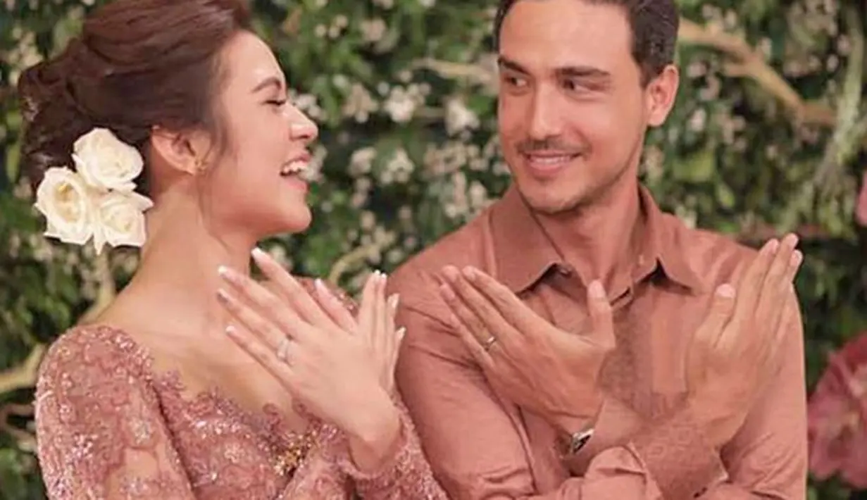 Menggotong perangkat pakaian bersama, hingga menumbuk alu ke dalam lumpang. Menyalakan tujuh buah lilin sebagai harapan kejujuran dalam membina rumah tangga.  (Instagram/hamishdw)