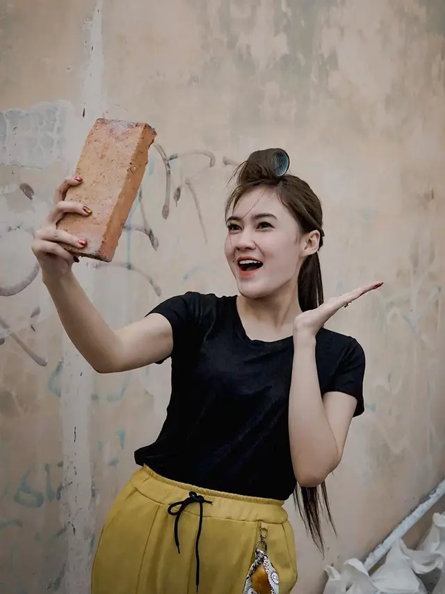 6 Gaya Nella Kharisma Masih Pakai Roll Rambut Ini Tetap Menawan