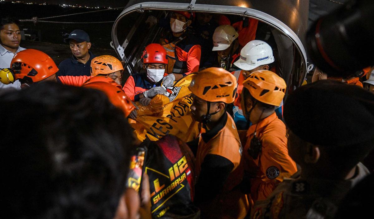 Ratusan Penumpang KM Mutiara Sentosa II Tiba di Surabaya