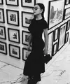 Menggenakan dress ketat berwarna hitam, Amanda Manopo terlihat edgy dengan boots dan handbag. Rambutnya dikepang dan sun glasses menambah pesona mahalnya [@amandamanopo]
