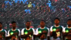 Suporter PS TNI melakukan penghormatan saat menyanyikan lagu Indonesia Raya bersama pemain PS TNI pada laga Piala Jenderal Sudirman di Stadion Manahan, Solo, Sabtu (12/11/2015). (Bola.com/Nicklas Hanoatubun)