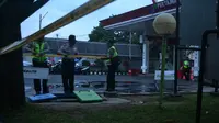 Aparat Polres Malang Kota di lokasi ledakan pom bensin di Jalan Raya Langsep, Kota Malang, Jawa Timur. (Liputan6.com/Zainul Arifin)