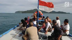 Penumpang menaiki kapal untuk menyeberang dari pelabuhan Pulau Sebesi, Lampung, Senin (31/12). Dari Sebesi ke Dermaga Canti, hanya ada satu kapal yang menyeberang pada pukul 07.00 WIB bertarif Rp 20.000 per orang. (Liputan6.com/Herman Zakharia)