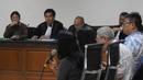 Terdakwa Presiden Direktur PT Sentul City, Kwee Cahyadi Kumala (KCK) alias Swie Teng menyimak keterangan saksi saat sidang lanjutan di Pengadilan Tipikor, Jakarta, Senin (30/3/2015). (Liputan6.com/Herman Zakharia)