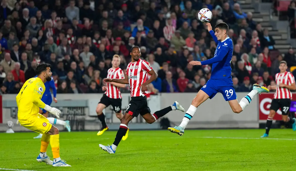 Pemain Chelsea Kai Havertz (kanan) gagal mencetak gol di depan kiper Brentford David Raya pada pertandingan sepak bola Liga Inggris di Stadion Gtech Community, London, Inggris, 19 Oktober 2022. Pertandingan berakhir imbang 0-0. (AP Photo/Alastair Grant)