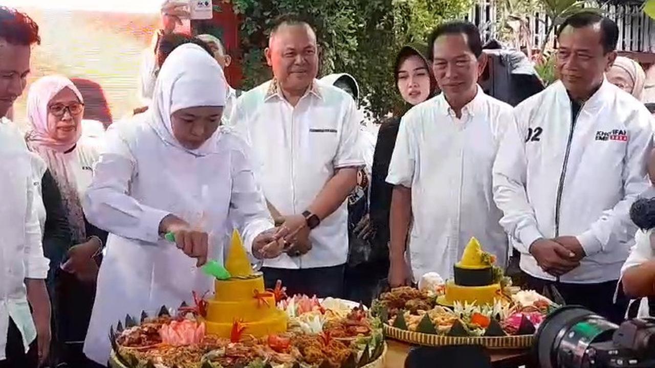 Menang Pilkada Jatim versi Quick Count, Khofifah Langsung Potong Tumpeng