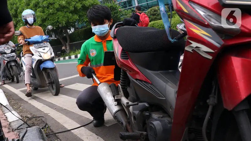 FOTO: Hindari Tilang dan Tarif Parkir Mahal, Ratusan Kendaraan di Jakarta Ikut Uji Emisi