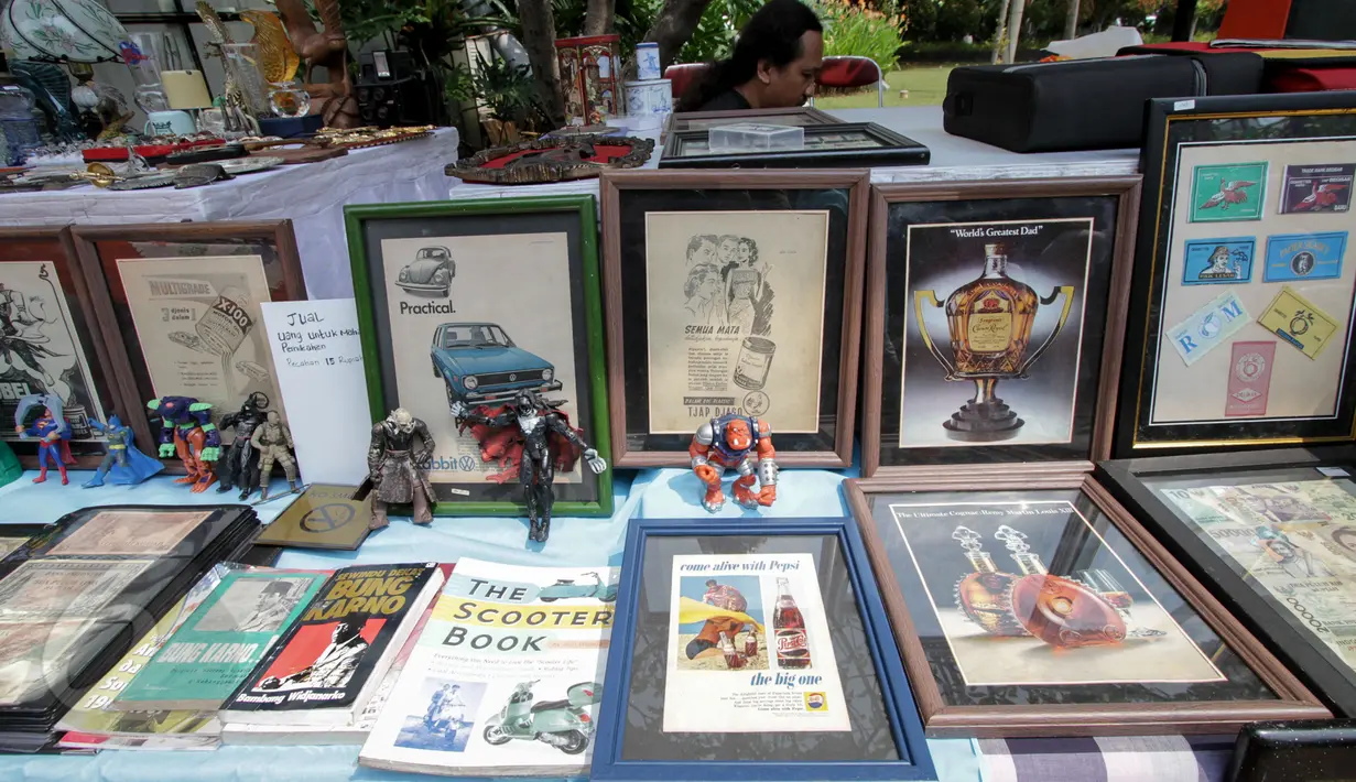 Barang yang dijajakan dalam acara Pasar Maci atau pasar barang-antik di Taman Menteng, Jakarta, Minggu (31/5). Acara tersebut menjual barang antik dari kacamata, botol minuman, hingga aksesoris motor klasik. (Liputan6.com/Faizal Fanani)