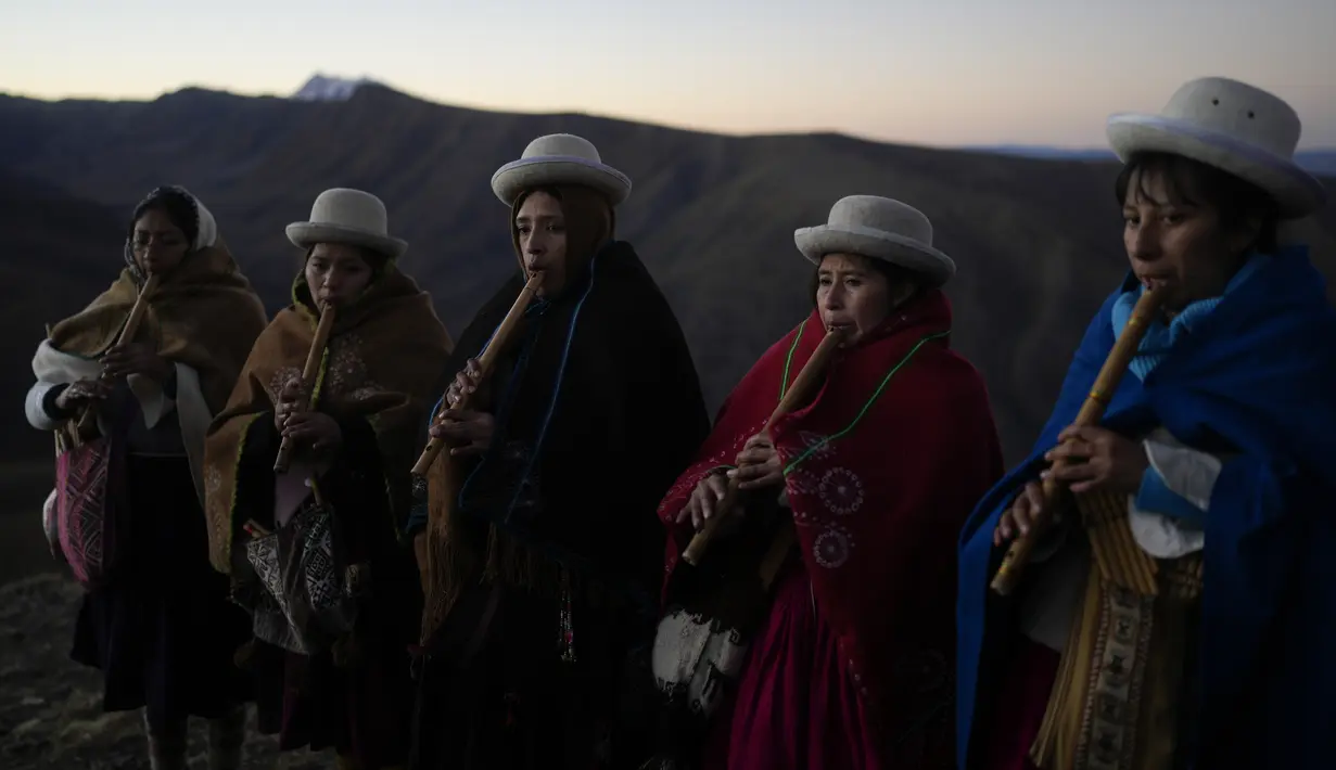 Ritual dimulai dengan berkumpulnya masyarakat sambil memberikan persembahan sejak sebelum fajar, yang menunggu matahari terbit. (AP Photo/Juan Karita)