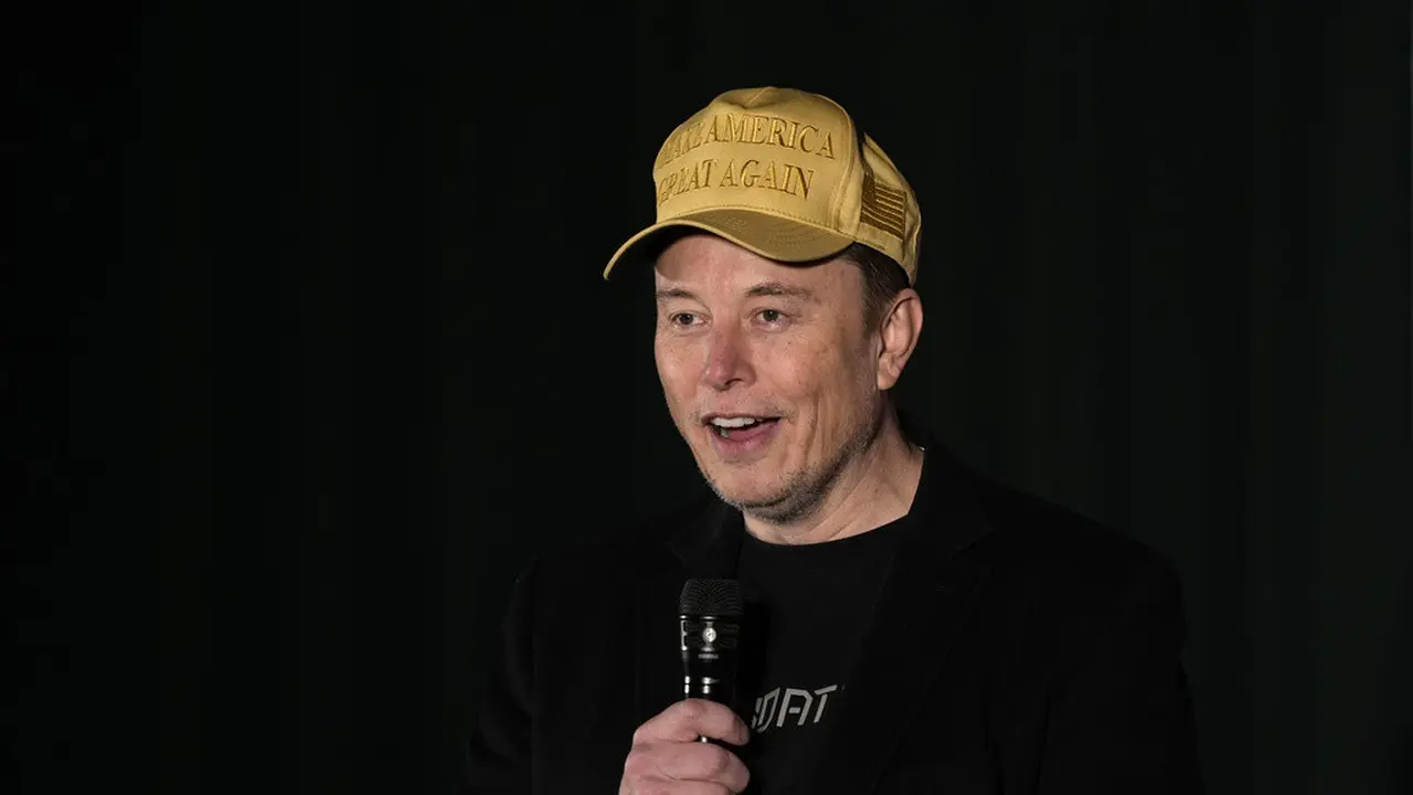 Elon Musk dalam kampanye mendukung Donald Trump. (AP Photo/Matt Rourke)