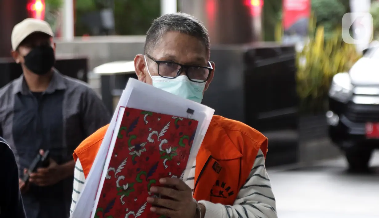 Terdakwa dugaan suap proyek pembangunan di Penajam Paser Utara dan penerbitan perizinan untuk HGU lahan sawit serta perizinan pemecah batu pada Dinas Pekerjaan Umum dan Tata Ruang Penajam Paser Utara, Mulyadi bersiap menjalani sidang lanjutan secara daring melalui Gedung KPK, Jakarta, Kamis (4/8/2022). Mulyadi merupakan mantan Plt. Sekda Penajam Paser Utara (PPU). (Liputan6.com/Helmi Fithriansyah)