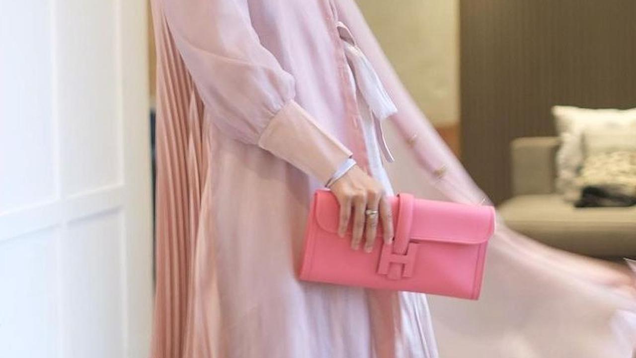 <b>3. Outer Gamis Polos ala Shireen Sungkar</b><br>