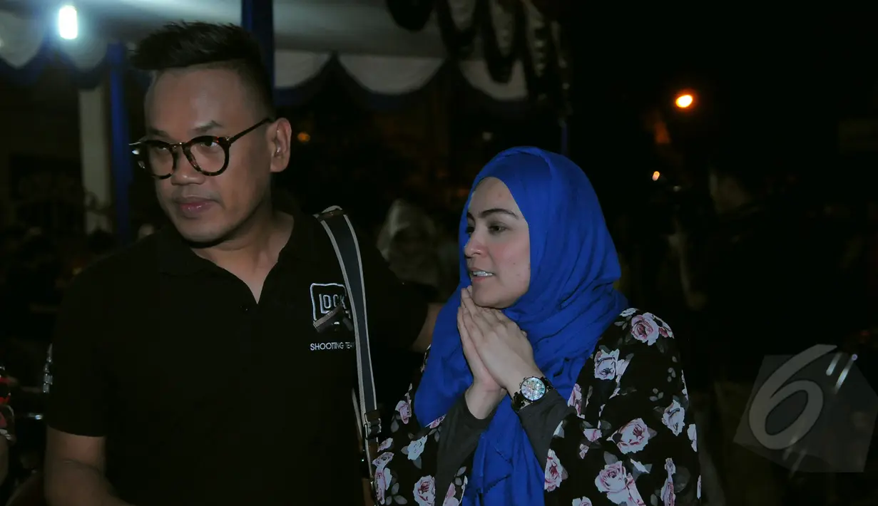  Uya Kuya dan Astrid berkunjung ke rumah Olga di kawasan Duren Sawit, Jakarta Timur, Jumat (27/3/2015). Sejumlah artis mendatangi rumah Olga setelah mendengar kematian Olga. (Liputan6.com/Faisal R Syam)