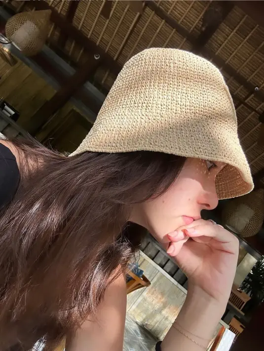 Gaya selfie Pamela terlihat malu-malu, kendati demikian wanita 30 tahun ini tetap mengabadikan cuplikan momen babymoon di Bali. (Liputan6.com/IG/pammybowie)