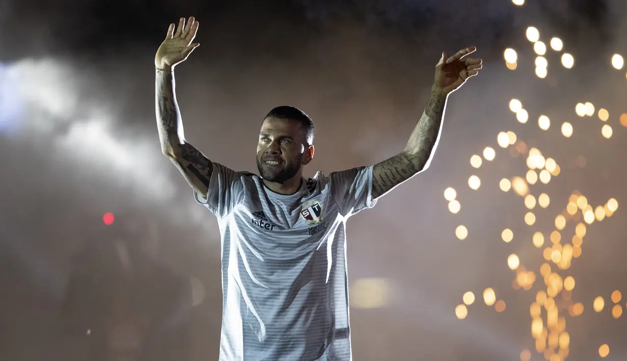 Bek Dani Alves menyapa para suporter saat diperkenalkan sebagai bek baru Sao Paulo di stadion Morumbi, Brasil (6/8/2019). Mantan pemain Barcelona dan Juventus berusia 36 tahun ini dikontrak selama tiga musim, atau hingga 2022. (AP Photo/Andre Penner)