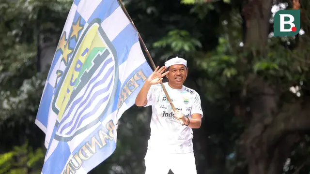 Foto: Lepas Baju Saat Pawai, KDM Larut Dalam Perayaan Pesta Persib Juara