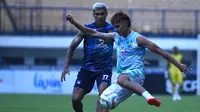 Dua pemain Persib Bandung, Ciro Alves dan Rezaldi Hehanussa, saat menjalani sesi latihan. (Bola.com/Erwin Snaz)