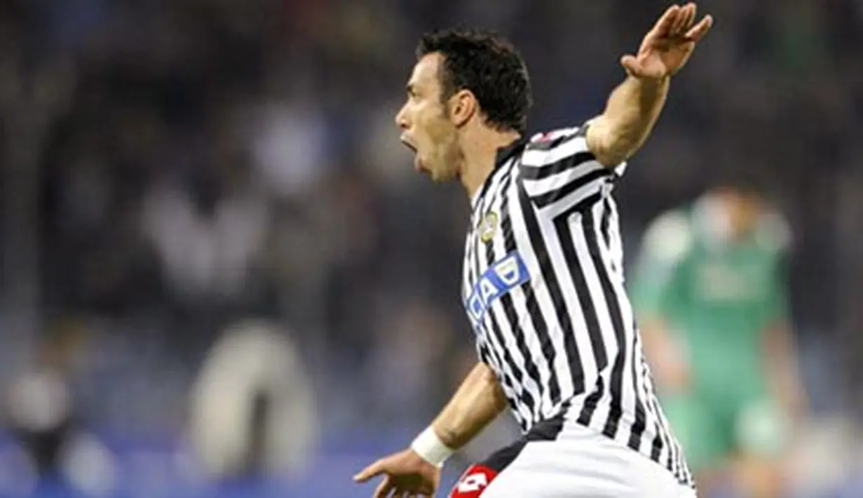 Udinese&#039;s foward Fabio Quagliarella celebrates after scoring against Werder Bremen during their quarter final UEFA cup match on April 16, 2009 in Udine. AFP PHOTO/DAMIEN MEYER