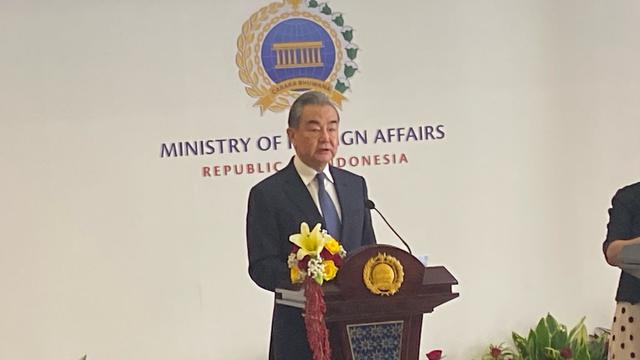 Menteri Luar Negeri China Wang Yi menyampaikan pernyataan pers di Jakarta