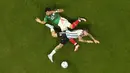 Gelandang Argentina, Rodrigo De Paul berebut bola dengan Penyerang Meksiko,  Alexis Vega selama pertandingan grup C Piala Dunia 2022 Qatar di Stadion Lusail di Lusail, Qatar, Minggu 27 November 2022. Dengan kemenangan atas Meksiko ini, Lionel Messi cs masih berpeluang besar untuk bisa lolos ke babak 16 besar Piala Dunia 2022. (AP Photo/Pavel Golovkin)