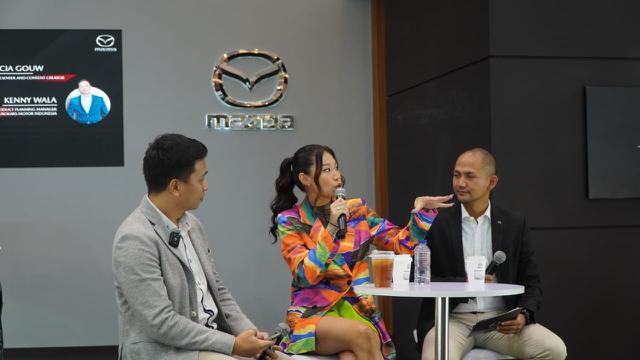 Patricia Gouw dalam acara talkshow di booth Mazda