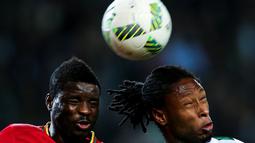 Pemain Sporting CP, Ruben Semedo (kanan), berebut bola dengan pemain Rio Ave, Wakaso, dalam Liga Portugal di Stadion Alvalade, Lisbon, Portugal, (8/2/2016). (EPA/Jose Sena Goulao)