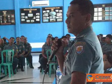 Citizen6, Surabaya: Satran Koarmatim baik perwira, bintara dan tamtama, mendapat penyuluhan hukum dari Diskumarmatim. Kegiatan penyuluhan hukum berlangsung di Ruang Rapat Satran Koarmatim Ujung Surabaya, Kamis (21/6) (Pengirim: Penaratim)