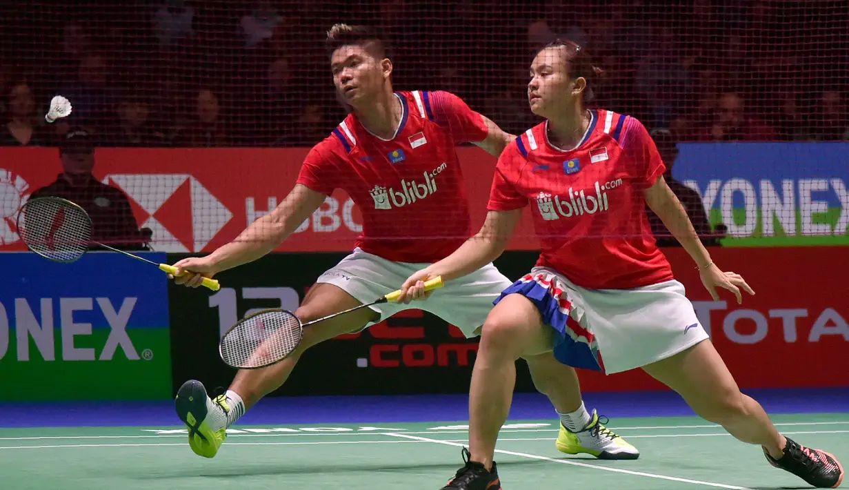 Pasangan Indonesia Praveen Jordan/Melati Daeva Oktavianti mengembalikan kok kepada pasangan Thailand Dechapol Puavaranukroh/Sapsiree Taerattanachai pada laga final ganda campuran All England 2020 di Birmingham, Inggris, Minggu (15/3/2020). Indonesia menang 2-1. (AP Photo/Rui Vieira)