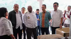 Deputi Bidang Pertambangan dan Industri Strategis Kementerian BUMN Fajar Harry Sampurno, dan Direktur Pemasaran dan Supply Chain Semen Indonesia Ahyanizzaman saat meninjau toko pengecer semen di Kabupaten Puncak Jaya dan Wamena (12/08) (Liputan6.com/Pool)