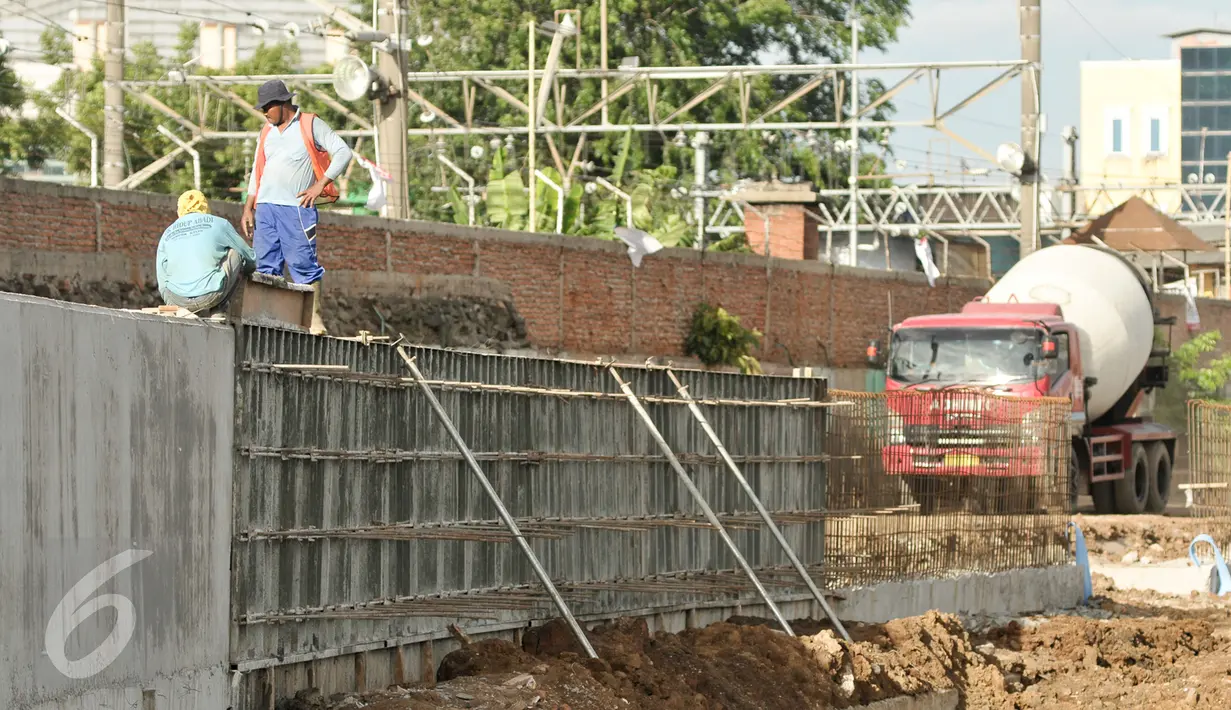 Pekerja memasang rangka site pile proyek normalisasi kali Ciliwung, Jakarta, Jumat (13/1). Meski warga Bukit Duri memenangkan gugatan di PTUN Jaksel, proyek normalisasi di sepanjang sungai Ciliwung di kawasan berlanjut. (Liputan6.com/Yoppy Renato)