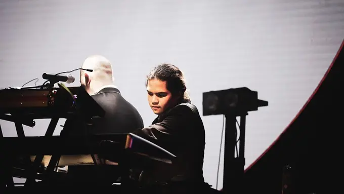 Potret Dul Jaelani saat manggung di konser bertajuk 20 Tahun Bintang Lima Tour 2020 DEWA 19 di Surabaya