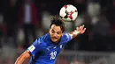 Gelandang Italia, Marco Parolo, duel udara dengan gelandang Albania, Eros Grezda, pada laga kualifikasi Piala Dunia 2018 di Stadion Loro Borici, Senin (9/20/2017). Italia menang 1-0 atas Albania. (AFP/Dimitar Dilkoff)