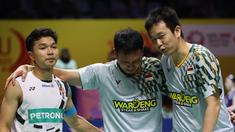 Ganda putra Indonesia, Hendra Setiawan, berusaha menangkan Mohammad Ahsan yang bersedih setelah tersingkir dari Indonesia Masters 2025 di Istora Senayan Jakarta, Kamis (23/1/2025). (Bola.com/Abdul Aziz)
