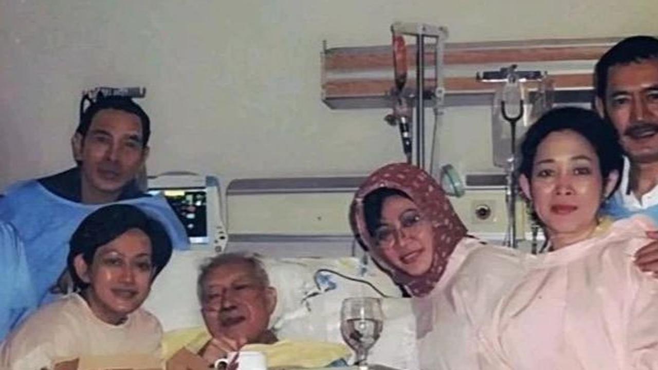 Foto kedua memperlihatkan Soeharto saat dijenguk oleh anak-anaknya sebelum meninggal dunia. <br>