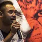 Mantan pesepak bola, Ponaryo Astaman menjadi MC saat peluncuran Nike Born Mercurial 360 di Fisik Football, Jakarta, Rabu (7/3/2018). Nike merilis model terbaru Nike Mercurial Superfly dan Vapor 360. (Bola.com/Vitalis Yogi Trisna)