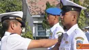 Citizen6, Surabaya: Pelapaasan tanda siswa Dikmaba PK TNI AL setelah menyelesaikan pendidikannya oleh Dankodikdukum Kolonel Laut (T) Bambang Purnama di Kobangdikal, Kamis (5/7). (Pengirim: Kobangdikal).
