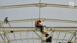 Pekerja menyelesaikan "Skybridge" di Tanah Abang, Jakarta, Selasa (28/8). Pembangunan jembatan yang menghubungkan Stasiun Tanah Abang-Pasar Blok G Tanah Abang itu ditargetkan Oktober 2018. (Liputan6.com/Herman Zakharia)