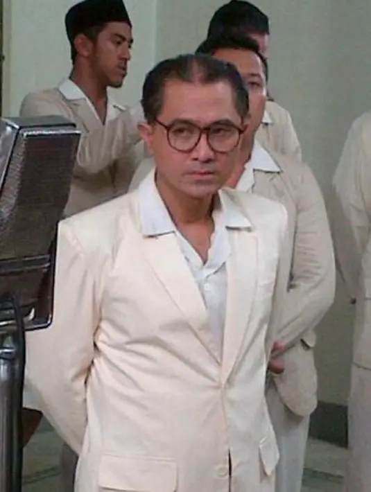 Memerankan tokoh Bung Hatta, aktor Lukman Sardi mendapat banyak pujian. Pasalnya, bukan hanya aktingnya yang mengagumkan, melainkan paras wajah Lukman yang mirip dengan sosok aslinya. (Twitter)