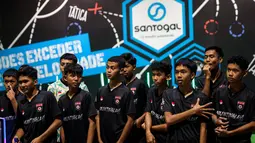 Para pemain Korea-Korea Selecao tampak antusias mendengarkan arahan sebelum berlatih di di tempat futuristik Footlab di Portugal, Kamis (28/11/2024).