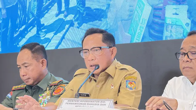Menteri Dalam Negeri (Mendagri) Tito Karnavian saat konferensi pers perkembangan penanganan bencana Sumatera di Pangkalan TNI AU Halim Perdanakusuma Jakarta, Senin (29/12/2025).