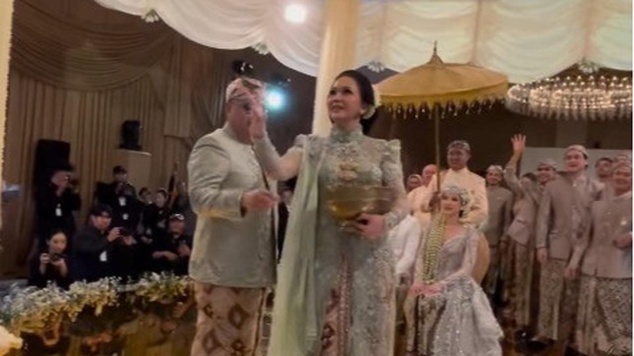 Potret Keseruan Maia Estianty dan Irwan Mussry di Momen Upacara Sawer Al Ghazali dan Alyssa Daguise, Heboh Bagi-Bagi Rezeki dengan Bahagia