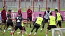 Pelatih baru Bayern Munchen, Julian Nagelsmann menyaksikan pemainnya mengikuti sesi latihan pertama di tempat latihan di Munich, Jerman selatan (7/7/2021). Nagelsmann tercatat sebagai salah satu pelatih termuda dalam sejarah Die Roten. (AP Photo/Matthias Schrader)