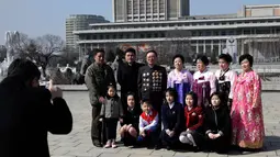Keluarga foto bersama saat memperingati Hari Perempuan Internasional di Pyongyang, Korea Utara, Jumat (8/3). Hari Perempuan Internasional jatuh pada tanggal 8 Maret setiap tahunnya. (AP Photo/Dita Alangkara)