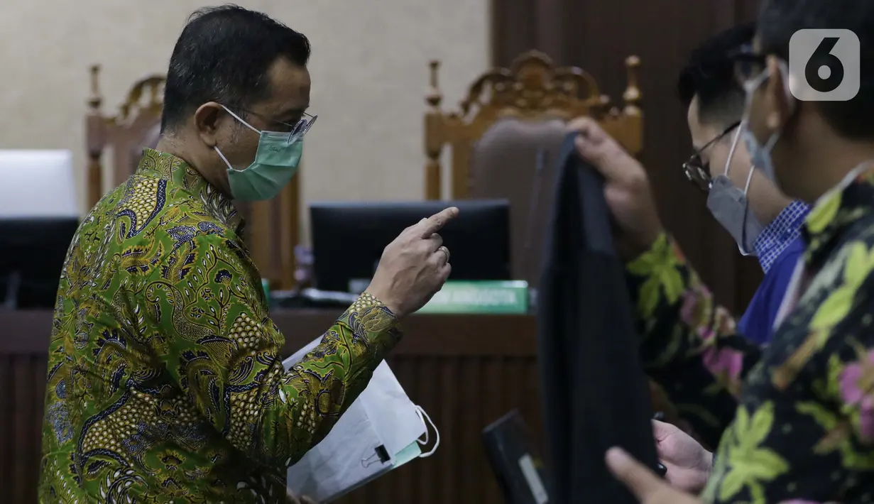 Terdakwa kasus korupsi Bantuan Sosial (Bansos) Covid-19 yang juga mantan Menteri Sosial Juliari Batubara saat jeda sidang di Pengadilan Tipikor, Jakarta, Senin (10/5/2021). Sidang lanjutan tersebut beragendakan mendengar keterangan empat orang saksi. (Liputan6.com/Helmi Fithriansyah)