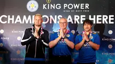 Pelatih Leicester City Claudio Ranieri bersama kiper Kasper Schmeichel dan Shinji Okazaki mengucapkan salam tradisional saat tiba di Bandara Internasional Suvarnabhumi, Bangkok, Thailand, (18/5). (REUTERS/Athit Perawongmetha)