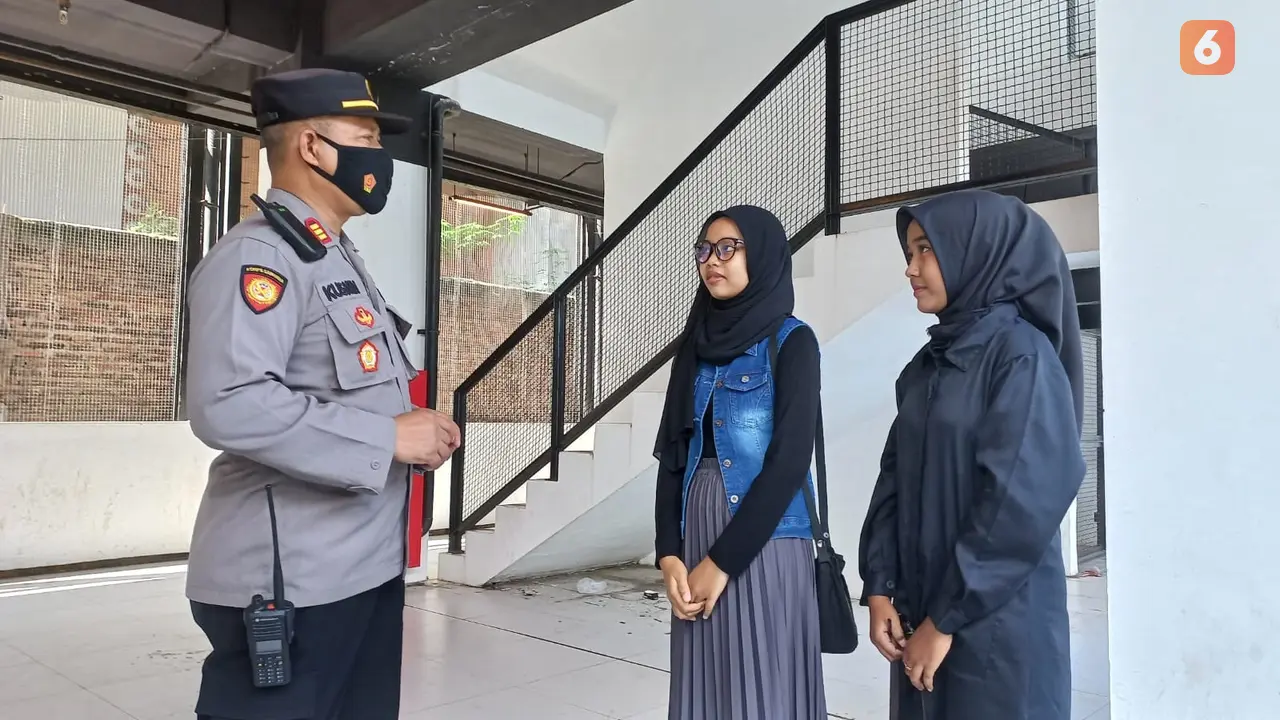 Kapolsek Banyuwangi Kota AKP Kusmin memberikan pengarahan kepada pemuda di Terminal Pariwisata Terpadu Banyuwangi (Hermawan Arifianto/Liputan6.com)